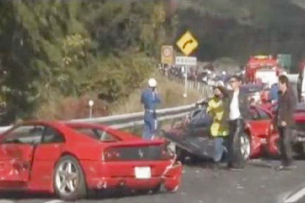 Probabil cel mai scump accident din istorie: Opt Ferrari şi un Lamborghini, făcute zob în Japonia, din cauza unui sexagenar neglijent. VIDEO