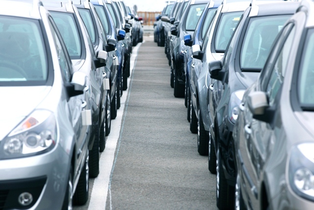 Afacerile din comerţul auto au scăzut în primele patru luni cu 3,8%