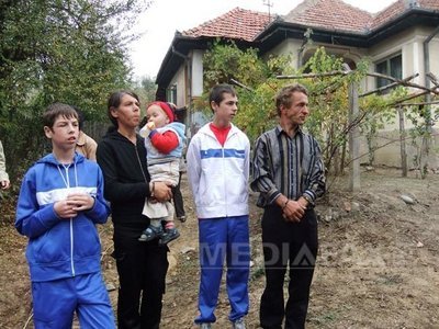 Familia care a primit casă şi 5.000 de lei de la Gigi Becali a cheltuit banii în câteva zile