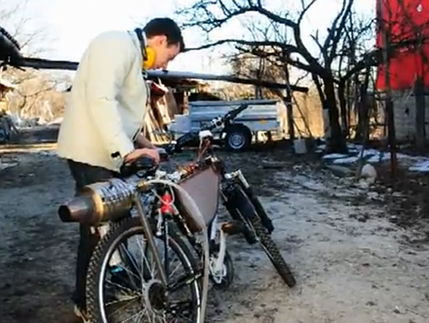 Un tânăr de 19 ani din Deva a construit un motor cu reacţie pe care l-a montat pe o bicicletă