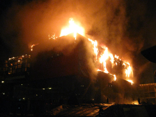 Trei imobile au ars într-un incendiu în Sectorul 3 al Capitalei