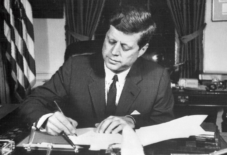 Câteva mii de obiecte care au aparţinut lui John F. Kennedy, licitate cu 2 milioane de dolari