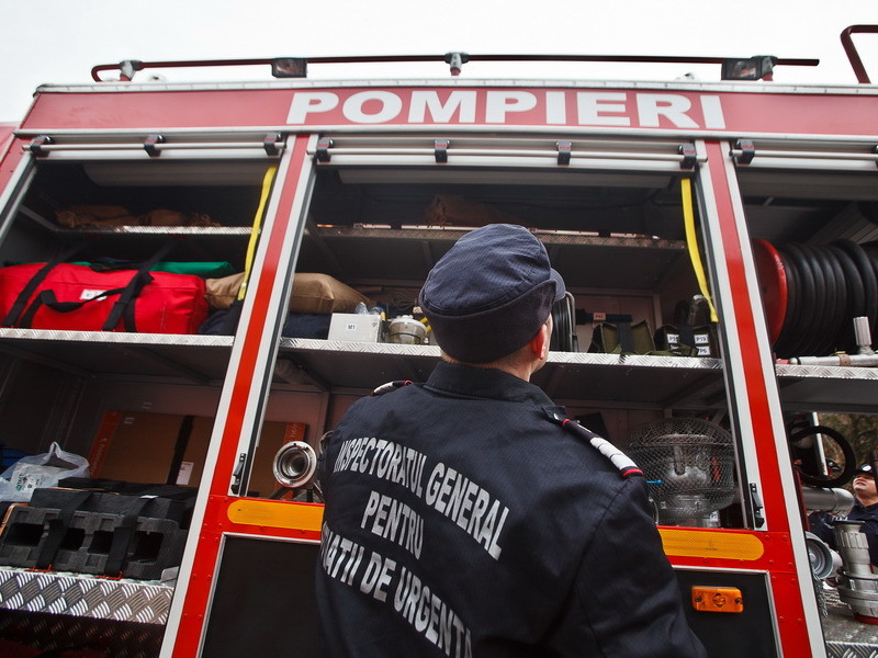 Un autobuz de transport în comun a luat foc în zona unui centru comercial din Suceava