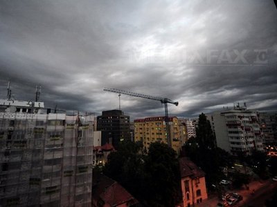 Haos în Bucureşti: circulaţie pe un singur fir la metrou, străzi inundate, copaci doborâţi de vânt şi maşini avariate în Capitală