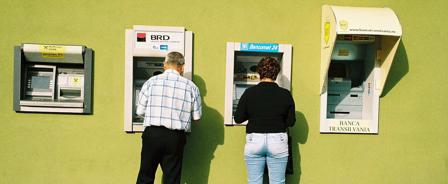 Cum reuşesc românii să se împrumute fără să aibă nici cea mai mică idee despre cum vor înapoia creditele