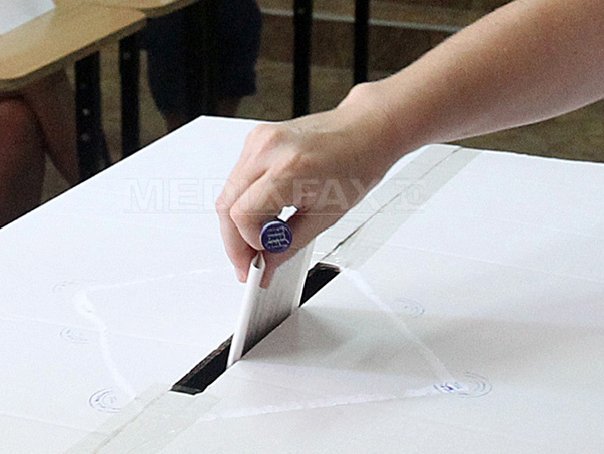ALEGERI PARLAMENTARE 2012: Un votant din Târgu Jiu cercetat după ce şi-a pozat votul cu telefonul