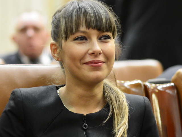 Cine este Cătălina Elena Ştefănescu, deputatul cu numărul 317: vorbeşte trei limbi străine şi a studiat la Moscova