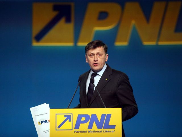 Antonescu critică dur "regimul Băsescu", în moţiunea depusă de acesta la Congresul PNL