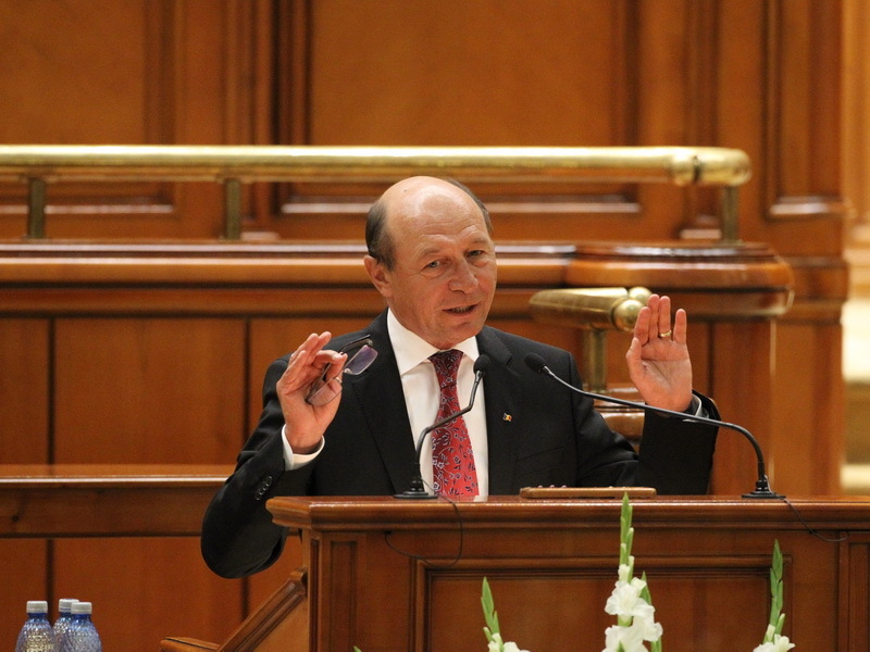 Băsescu: Revizuirea actuală a Constituţiei reprezintă un risc de blocare a statului