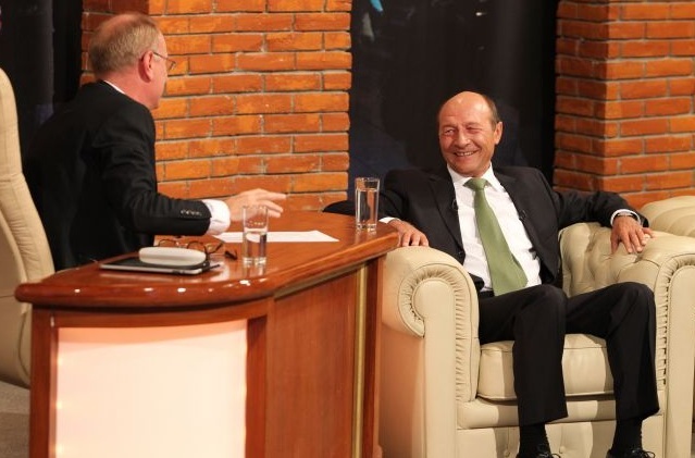 Băsescu, la Pro TV, despre ieşirea din politică la finalul mandatului: Numai cu picioarele înainte