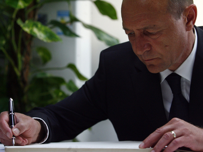 Băsescu: Resping legea prin care preşedintele şi parlamentarii nu mai sunt funcţionari publici 