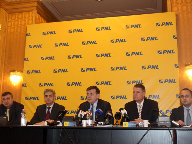 Antonescu: Miniştrii PNL îşi vor depune demisiile până miercuri la ora 12