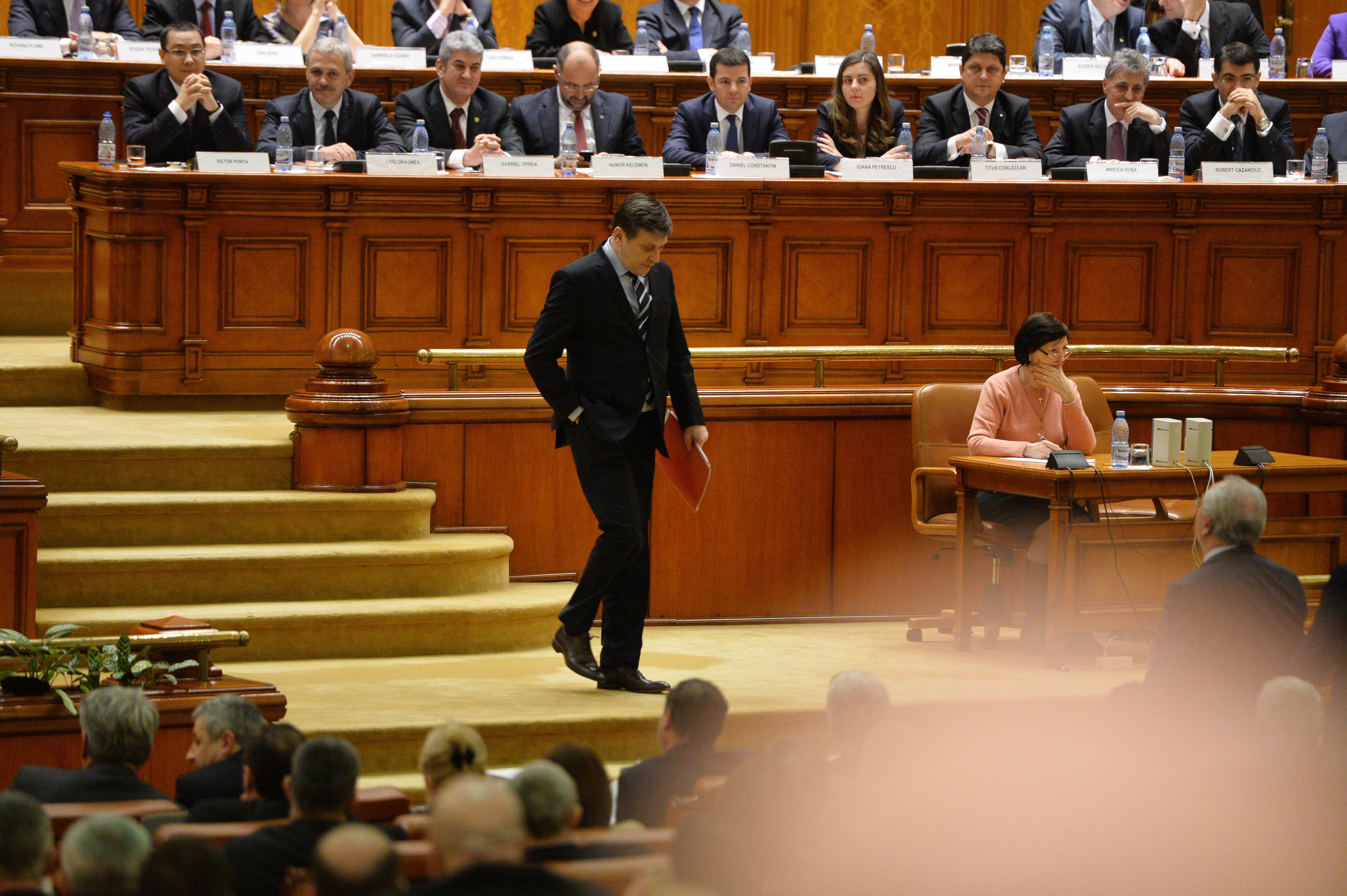 Antonescu demisionează din funcţia de preşedinte al Senatului 