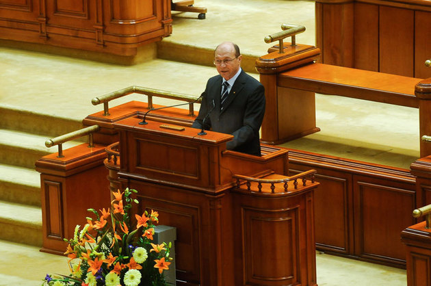 Băsescu: Prezenţa mea în Parlament e legată strict de revizuirea Constituţiei