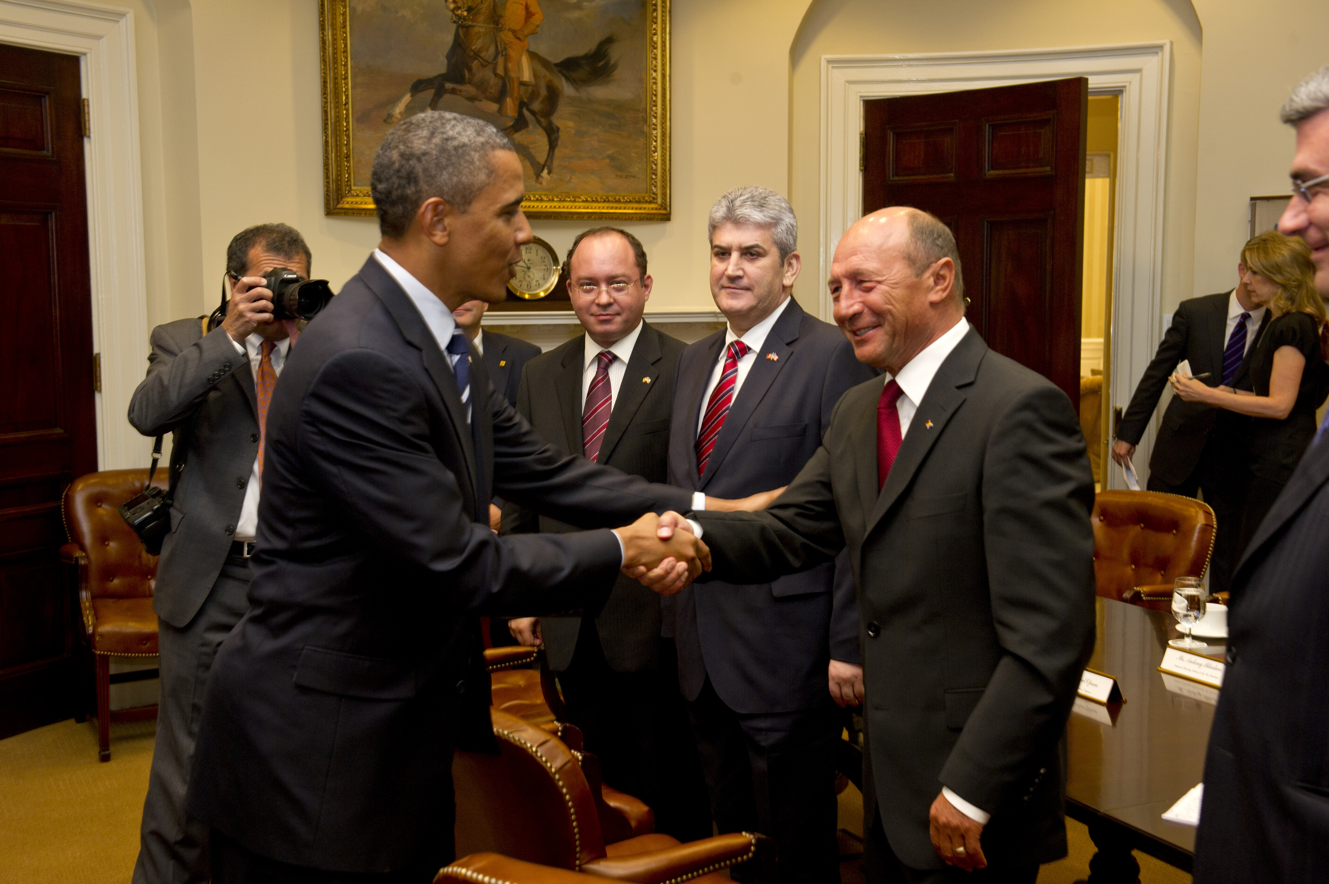 800 de milioane de dolari pentru o jumătate de oră. Traian Băsescu s-a întâlnit pentru 30 de minute cu Barack Obama. Galerie FOTO