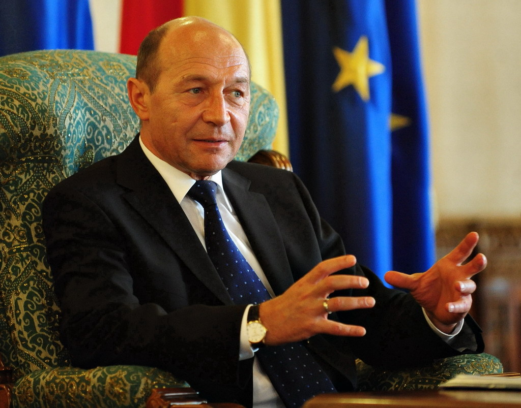Traian Băsescu anunţă cu voce tremurândă că miercuri va avea o "intervenţie cu românii"