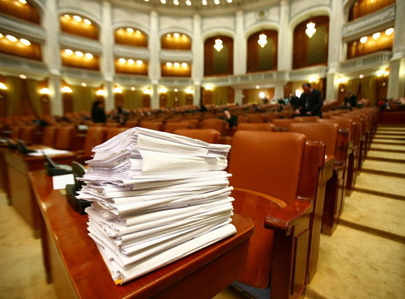 Ce deputaţi şi senatori au demisionat în prima zi a sesiunii parlamentare şi cum intri în grevă, dar îţi iei leafa