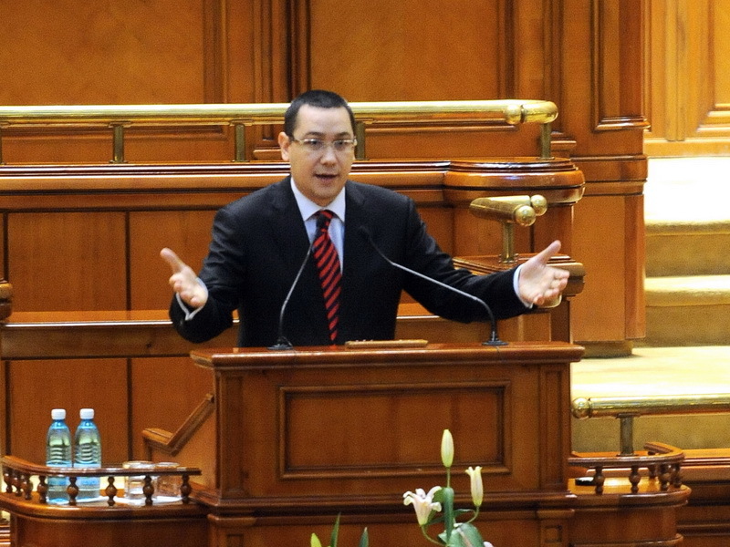 Ponta relaxează discursul: Fiţi premier, nu ajutorul preşedintelui, aţi pierdut în 2007 din cauza lui