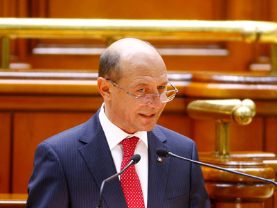 Băsescu: Avem datoria să găsim soluţii pentru revenirea salariilor, de la 1 iunie