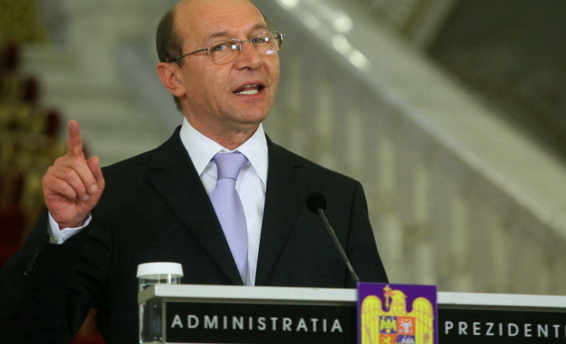 Băsescu: Cei care n-au reuşit în profesie şi se împodobesc cu titluri false să iasă din politică