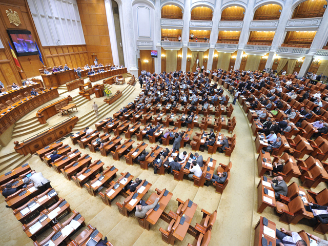 Guvernul şi Parlamentul au transformat suspendarea preşedintelui într-o formalitate