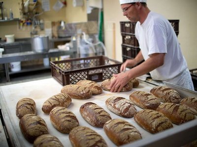 Un om de afaceri din Covasna le vinde britanicilor 400 de pâini secuieşti în fiecare zi