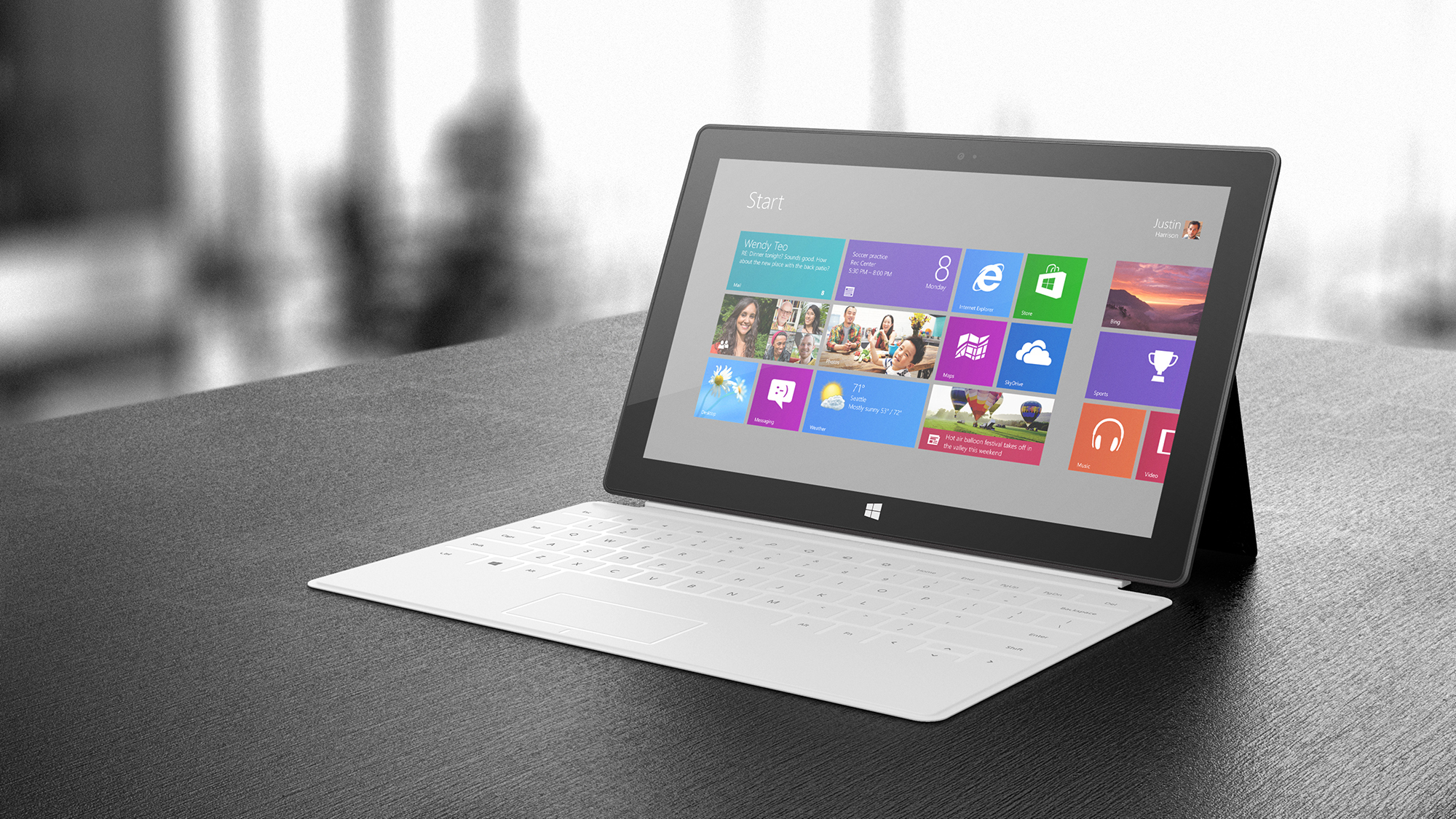 Microsoft taie 100 de dolari din preţul celei mai scumpe tablete Surface
