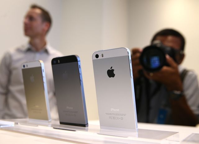 iPhone 5S şi iPhone 5C, disponibile la precomandă în România