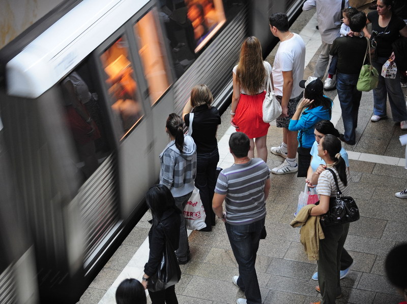 Cum se luptă operatorii din telecom pentru clienţii de la metrou