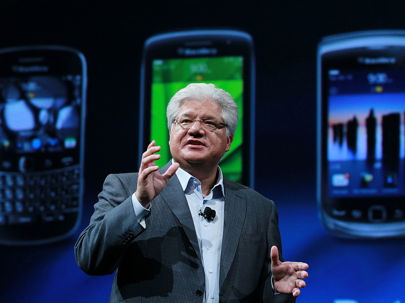 Cei doi şefi ai Blackberry se retrag, după ce valoarea companiei a scăzut cu 75%