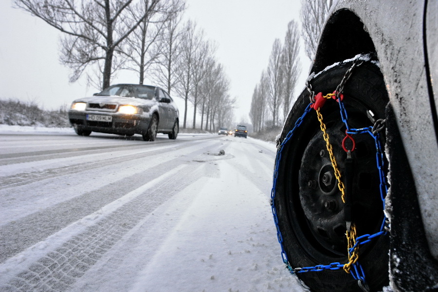 Obligativitatea echipării maşinilor cu anvelope de iarnă ar aduce statului 445 milioane euro din TVA