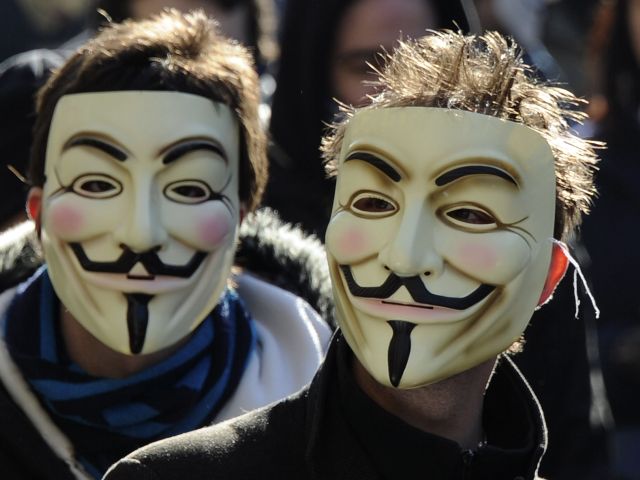 Trei membri ai grupării Anonymous, deferiţi justiţiei de DIICOT pentru terorism cibernetic 