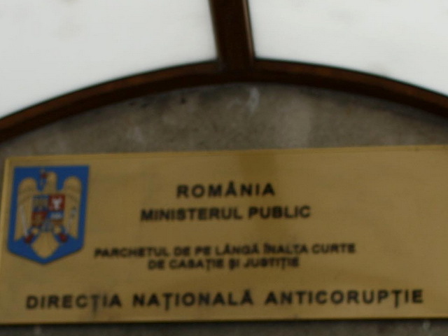 Doi patroni români judecaţi pentru asocierea cu liderul unei grupări de arabi, implicat în transferarea ilegală din a România 65 de mil. de dolari