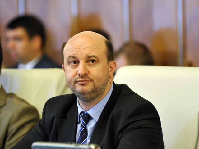 Daniel Chiţoiu, ministrul economiei, a uitat că a promis recuperarea banilor aruncaţi pe bijuterii la Oil Terminal