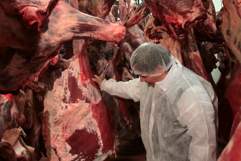 Administratorul firmei din Blaj care ar fi vândut carne de cal etichetată ca vită, cercetat penal