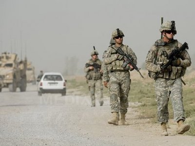 10 militari români cu misiuni în Afganistan, medaliaţi de forţele militare americane