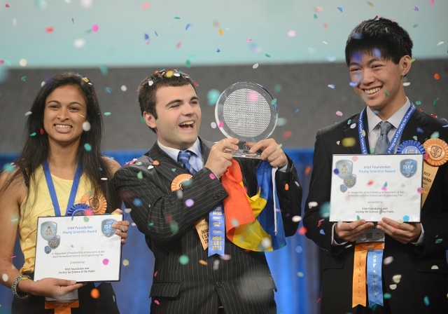 Un licean din Râmnicu Vâlcea câştigă un concurs global Intel cu proiectul unei maşini ieftine fără şofer