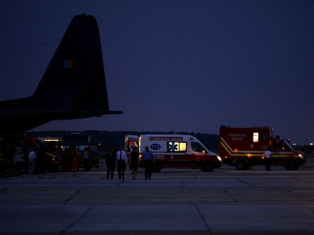 Avionul cu trupurile neînsufleţite din Muntenegru a sosit la Baza 90 Otopeni în jurul orei 21.50. Premierul Victor Ponta este prezent alături de miniştrii Apărării şi de Externe