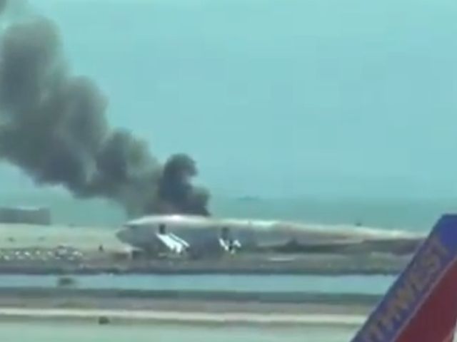 Un avion care venea din Seul a luat foc după o aterizare ratată pe aeroportul din San Francisco sâmbătă seara. VIDEO