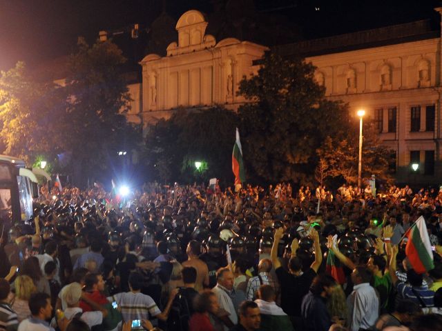Treizeci de deputaţi, trei miniştri şi jurnalişti au fost blocaţi marţi seară în clădirea Parlamentului bulgar de către manifestanţi