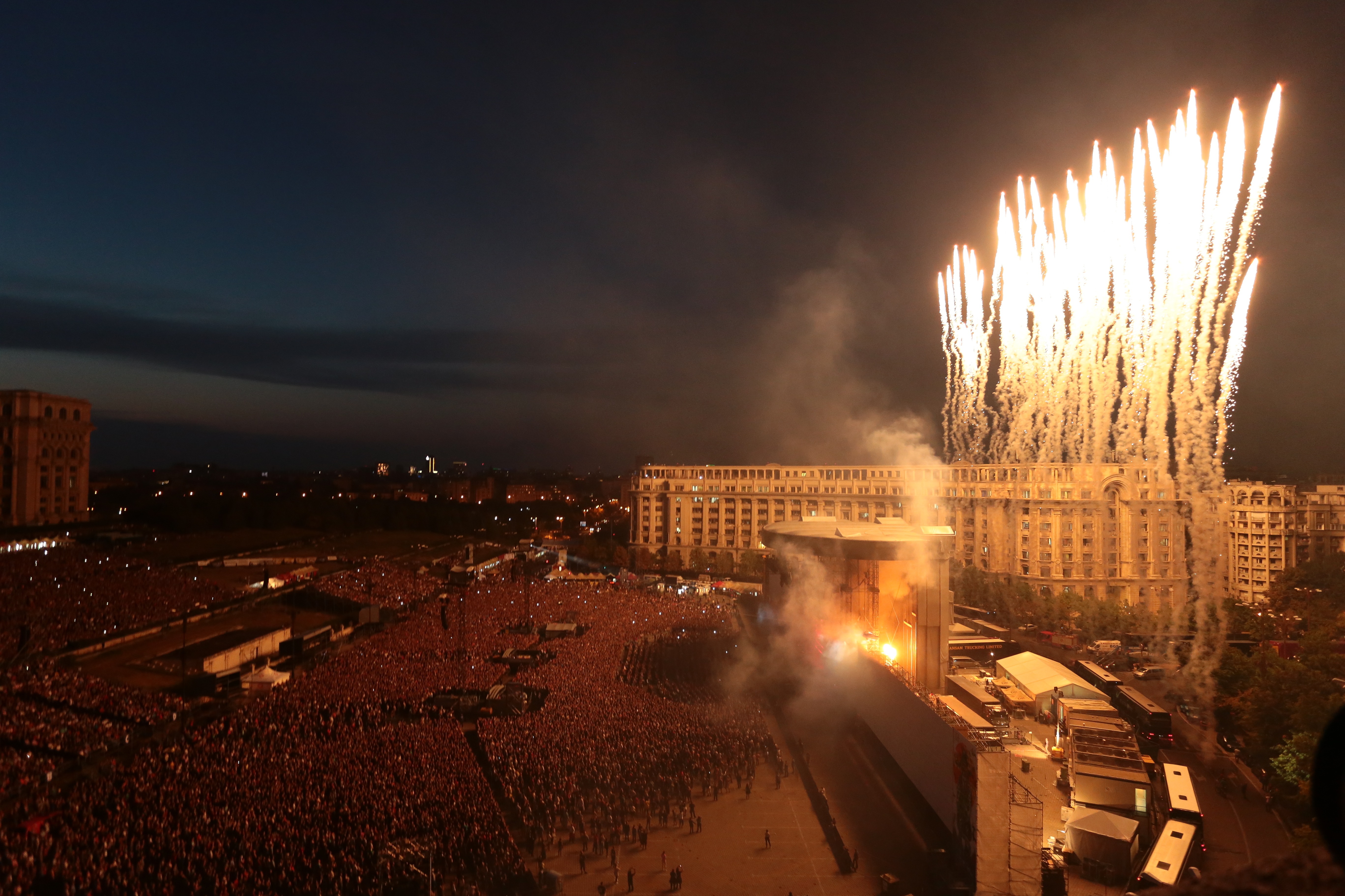 Concertul lui Roger Waters la Bucureşti: artificii, steaguri şi un zid dărâmat. Galerie Foto