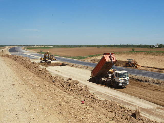 Băsescu: Marele proiect de autostrăzi denotă lipsă de respect faţă de cetăţeni şi interesele ţării