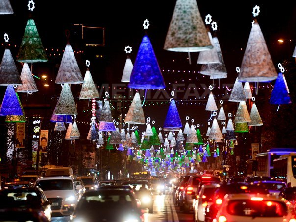 Capitala se pregăteşte pentru sărbătorile de iarnă. Aproape trei milioane de beculeţe au fost aprinse ieri seară
