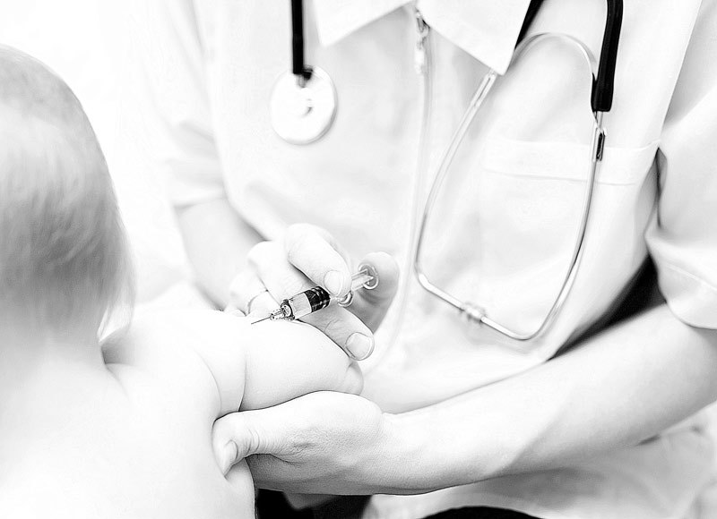 Cine îşi asumă răspunderea pentru zecile de mii de nou-născuţi care au rămas nevaccinaţi