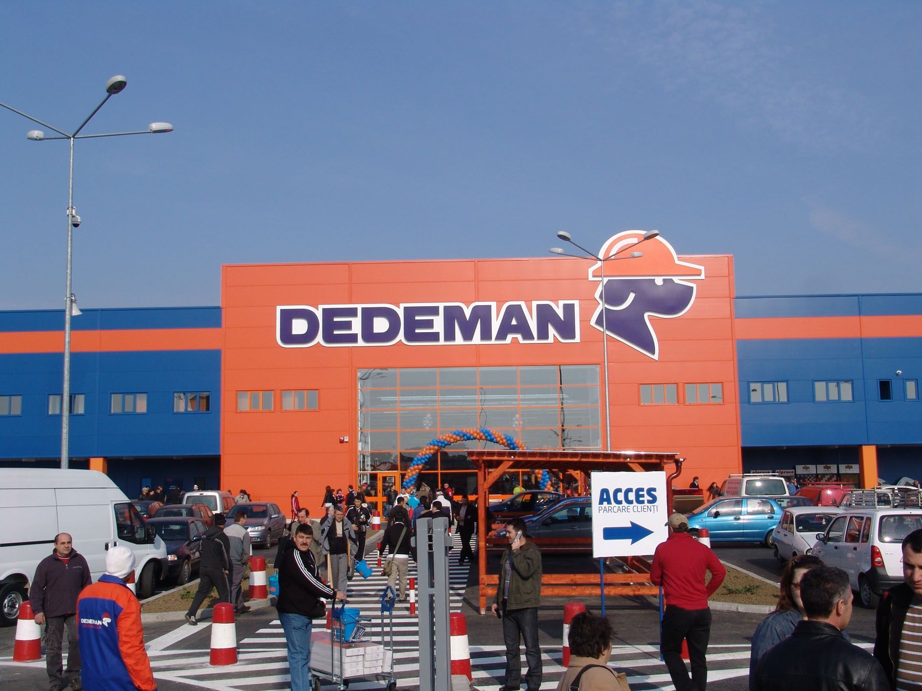 Dedeman trece munţii şi deschide un magazin la Cluj