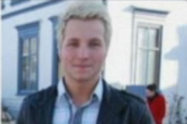 Un tânăr care a stat faţă în faţă cu atacatorul din Norvegia a reuşit să scape "acoperindu-se de cadavre"