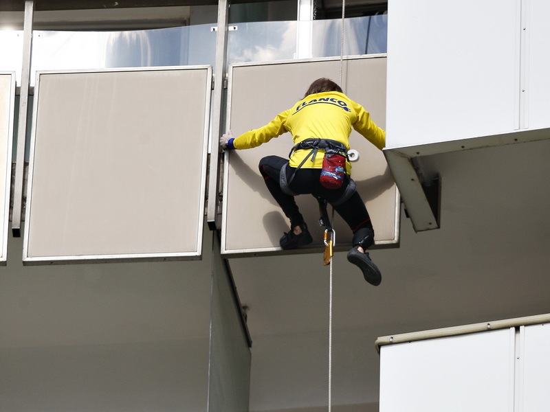 "Omul-păianjen” a luat cu asalt Intercontinentalul din Bucureşti ajutat de corzile de siguranţă. Galerie FOTO