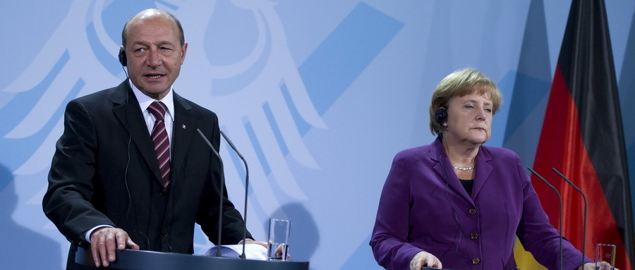 Băsescu, la Berlin: "Îi rog pe ziarişti să nu zâmbească, dar ne păstrăm ţinta de a intra în Euro în 2015". Merkel a uitat să zâmbească