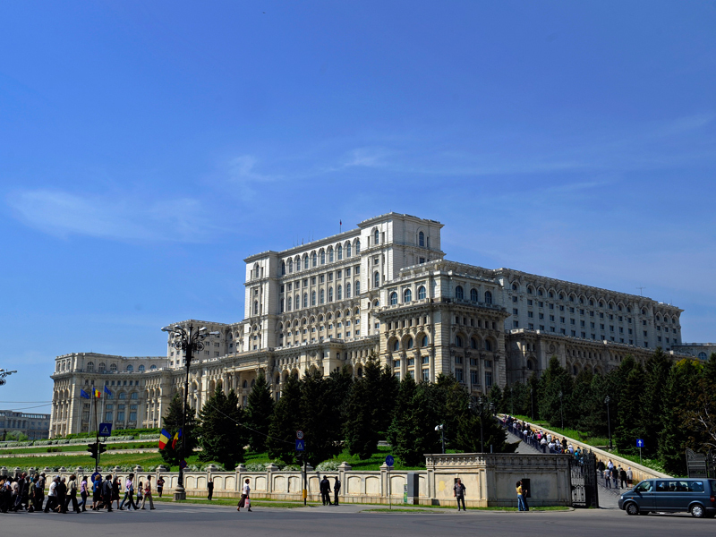 Mutarea ministerelor în Palatul Parlamentului ar aduce economii de 200 de milioane de euro la bugetul de stat
