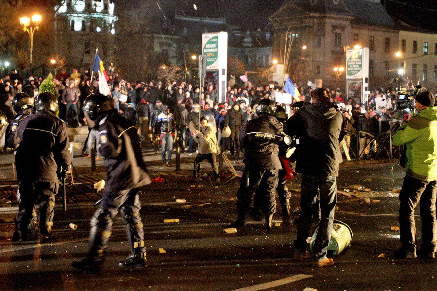 Proteste Bucureşti: Peste 50 de răniţi şi zeci de arestări. Galerie FOTO. Primul bilanţ al pagubelor